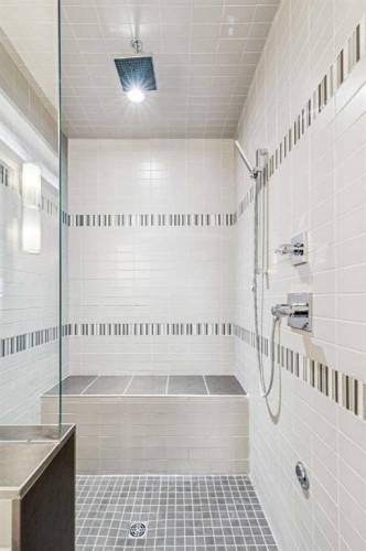 2011 48 Avenue Sw, Calgary, AB - Indoor Photo Showing Bathroom