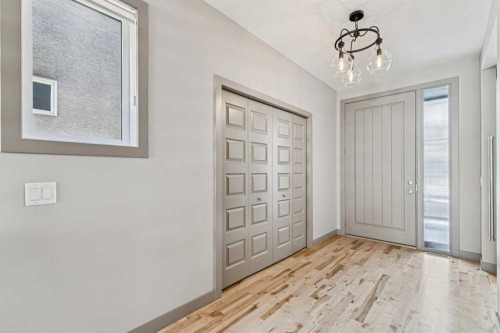 2011 48 Avenue Sw, Calgary, AB - Indoor Photo Showing Other Room