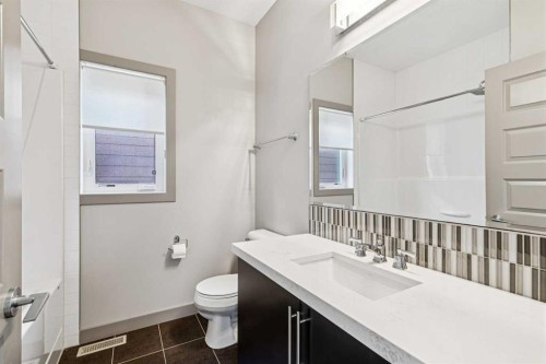 2011 48 Avenue Sw, Calgary, AB - Indoor Photo Showing Bathroom