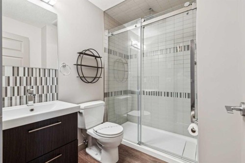 2011 48 Avenue Sw, Calgary, AB - Indoor Photo Showing Bathroom