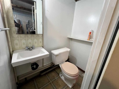 132 8 Avenue, Gleichen, AB - Indoor Photo Showing Bathroom