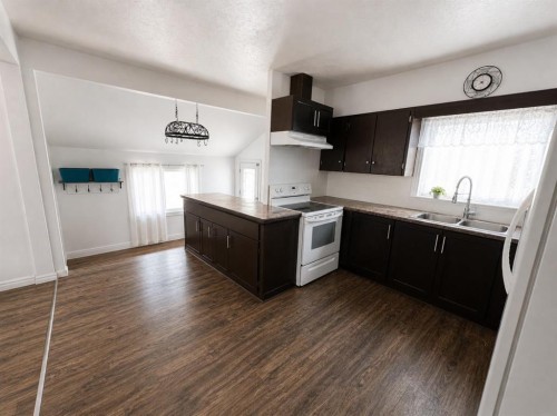 132 8 Avenue, Gleichen, AB - Indoor Photo Showing Kitchen With Double Sink