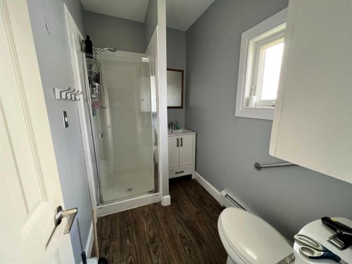 132 8 Avenue, Gleichen, AB - Indoor Photo Showing Bathroom