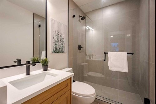 451 Arlington Drive Se, Calgary, AB - Indoor Photo Showing Bathroom