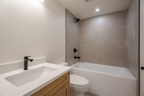 451 Arlington Drive Se, Calgary, AB - Indoor Photo Showing Bathroom