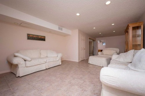 136 Hunterhorn Drive Ne, Calgary, AB - Indoor