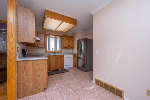 136 Hunterhorn Drive Ne, Calgary, AB - Indoor Photo Showing Kitchen