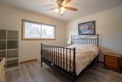 84 Waterloo Drive Sw, Calgary, AB - Indoor Photo Showing Bedroom