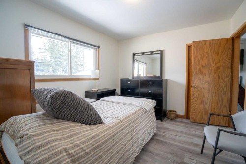 84 Waterloo Drive Sw, Calgary, AB - Indoor Photo Showing Other Room