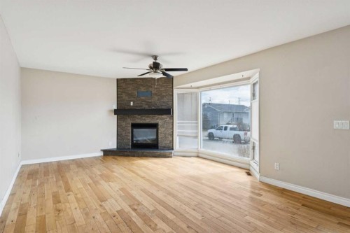 201 Southridge Place, Didsbury, AB - Indoor Photo Showing Living Room With Fireplace