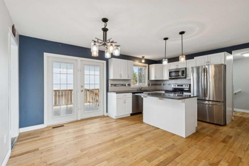 201 Southridge Place, Didsbury, AB - Indoor Photo Showing Kitchen With Upgraded Kitchen