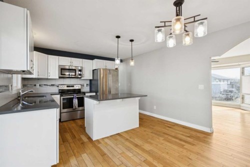 201 Southridge Place, Didsbury, AB - Indoor Photo Showing Kitchen With Double Sink With Upgraded Kitchen