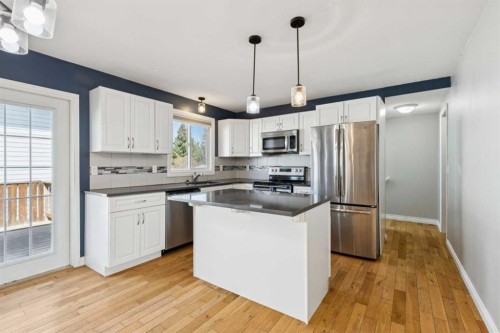 201 Southridge Place, Didsbury, AB - Indoor Photo Showing Kitchen With Upgraded Kitchen