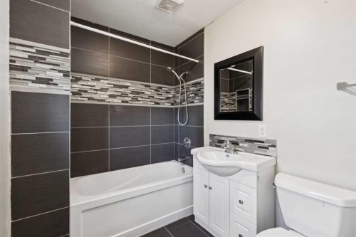 201 Southridge Place, Didsbury, AB - Indoor Photo Showing Bathroom