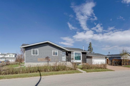 201 Southridge Place, Didsbury, AB - Outdoor