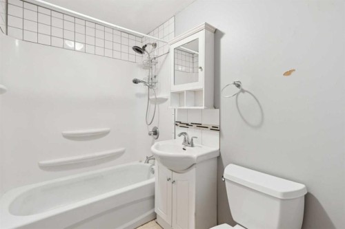 201 Southridge Place, Didsbury, AB - Indoor Photo Showing Bathroom