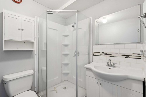201 Southridge Place, Didsbury, AB - Indoor Photo Showing Bathroom