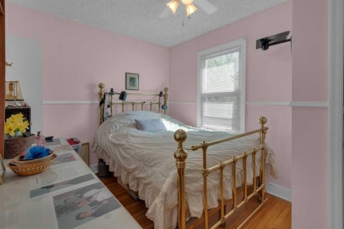 2318 Bowness Road Nw, Calgary, AB - Indoor Photo Showing Bedroom