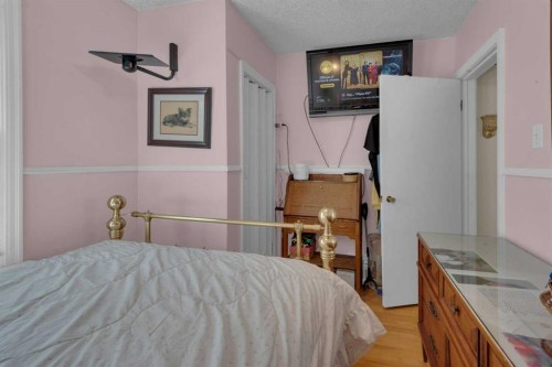 2318 Bowness Road Nw, Calgary, AB - Indoor Photo Showing Bedroom
