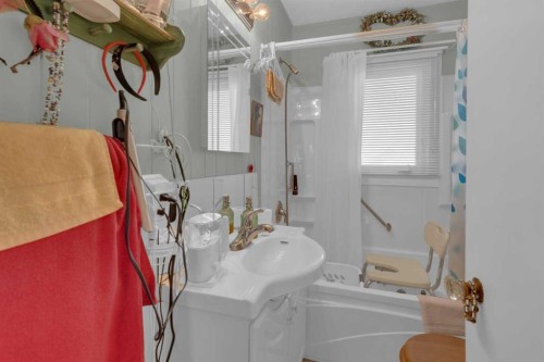 2318 Bowness Road Nw, Calgary, AB - Indoor Photo Showing Bathroom