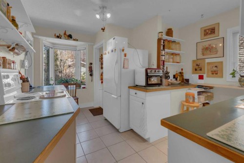 2318 Bowness Road Nw, Calgary, AB - Indoor Photo Showing Kitchen