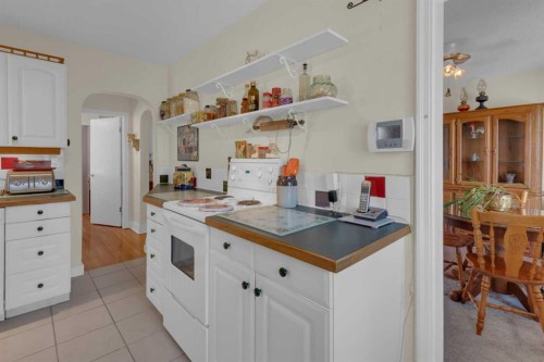2318 Bowness Road Nw, Calgary, AB - Indoor Photo Showing Kitchen