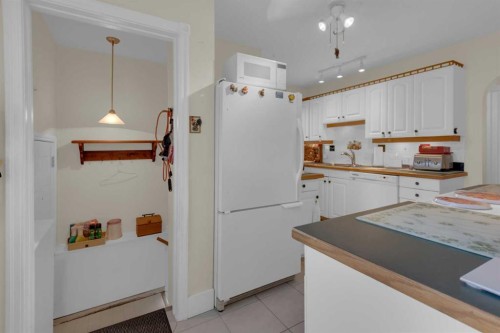 2318 Bowness Road Nw, Calgary, AB - Indoor Photo Showing Kitchen