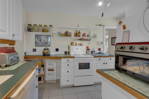 2318 Bowness Road Nw, Calgary, AB - Indoor Photo Showing Kitchen