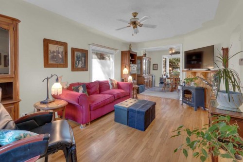 2318 Bowness Road Nw, Calgary, AB - Indoor Photo Showing Living Room