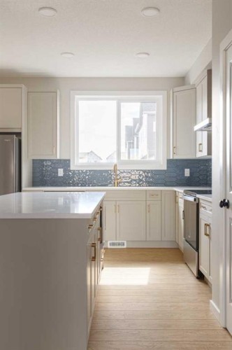  - Indoor Photo Showing Kitchen With Upgraded Kitchen