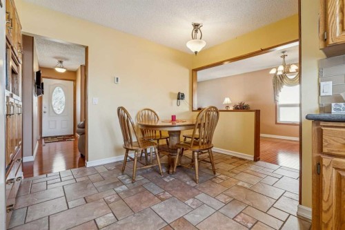 320 Whiteview Road Ne, Calgary, AB - Indoor Photo Showing Dining Room