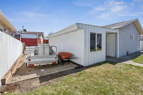 320 Whiteview Road Ne, Calgary, AB - Outdoor With Exterior
