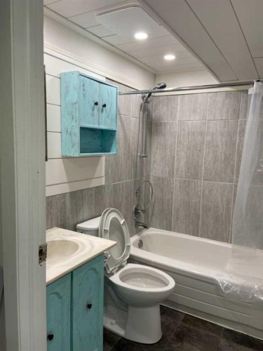 320 Whiteview Road Ne, Calgary, AB - Indoor Photo Showing Bathroom