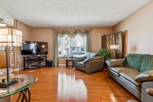 320 Whiteview Road Ne, Calgary, AB - Indoor Photo Showing Living Room