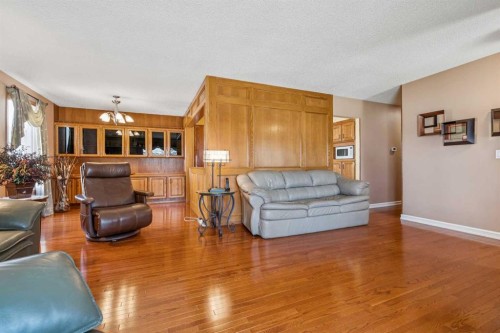 320 Whiteview Road Ne, Calgary, AB - Indoor Photo Showing Living Room
