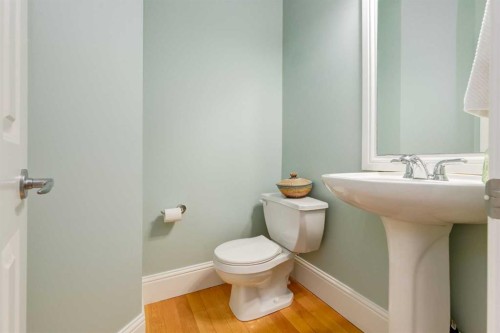 2021 32 Avenue Sw, Calgary, AB - Indoor Photo Showing Bathroom