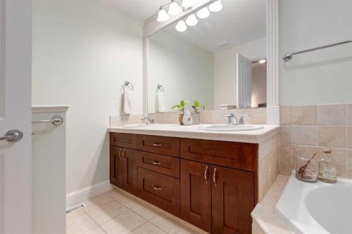2021 32 Avenue Sw, Calgary, AB - Indoor Photo Showing Bathroom