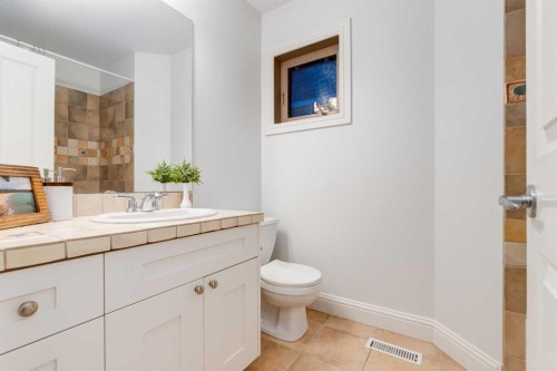 2021 32 Avenue Sw, Calgary, AB - Indoor Photo Showing Bathroom