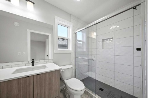 46 Versant View Sw, Calgary, AB - Indoor Photo Showing Bathroom