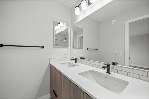 46 Versant View Sw, Calgary, AB - Indoor Photo Showing Bathroom