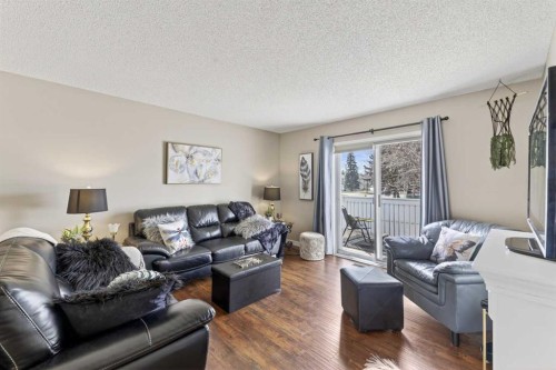 24 Deer Ridge Close Se, Calgary, AB - Indoor Photo Showing Living Room