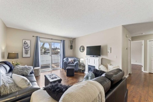 24 Deer Ridge Close Se, Calgary, AB - Indoor Photo Showing Living Room