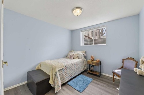 24 Deer Ridge Close Se, Calgary, AB - Indoor Photo Showing Bedroom