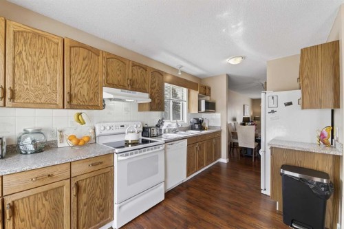 24 Deer Ridge Close Se, Calgary, AB - Indoor Photo Showing Kitchen