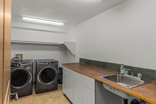389 Eagle Heights, Canmore, AB - Indoor Photo Showing Laundry Room