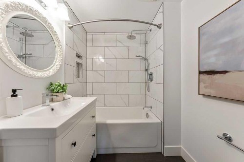 711 14A Street Se, Calgary, AB - Indoor Photo Showing Bathroom