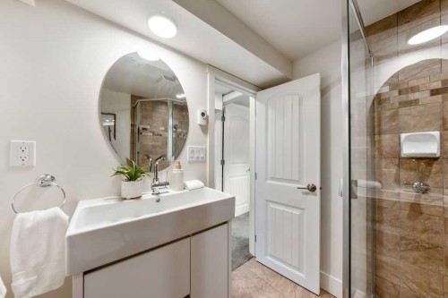 711 14A Street Se, Calgary, AB - Indoor Photo Showing Bathroom