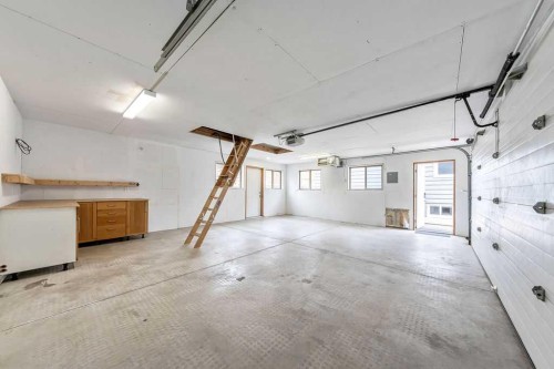 711 14A Street Se, Calgary, AB - Indoor Photo Showing Garage