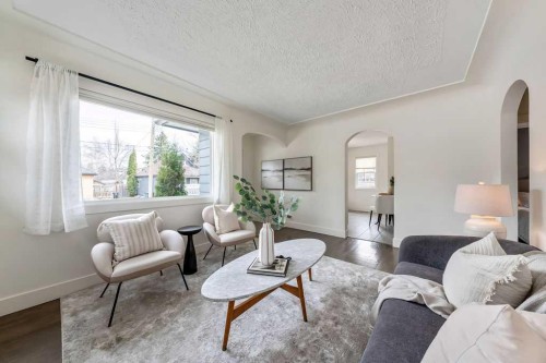 711 14A Street Se, Calgary, AB - Indoor Photo Showing Living Room