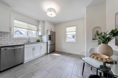 711 14A Street Se, Calgary, AB - Indoor Photo Showing Kitchen